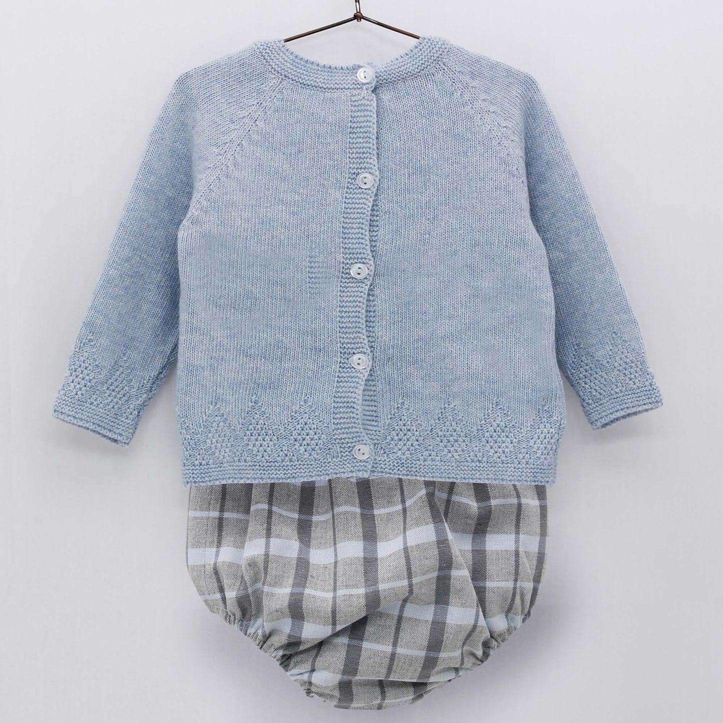 Komplet niemowlęcy błękitny sweter i spodenki
