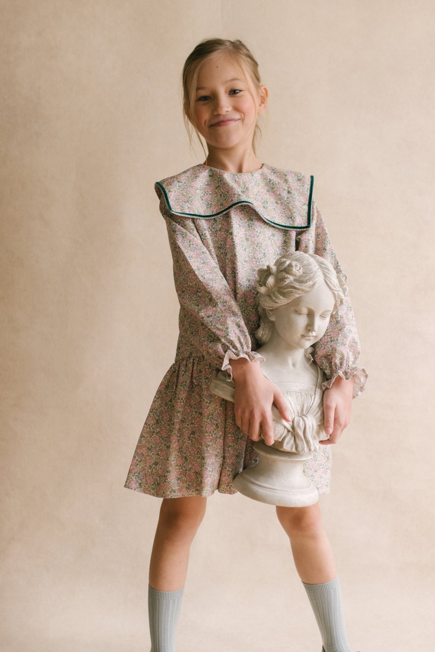 Elegancka Sukienka dla Dziewczynki – Vintage'owy Styl z Prostokątnym Kołnierzem